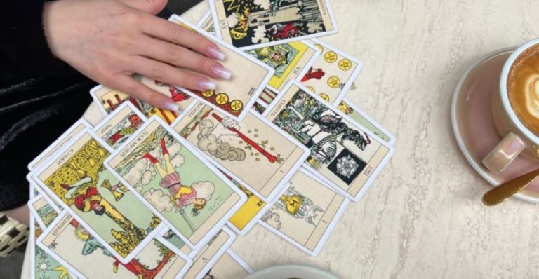 Tarot Horoszkóp minden csillagjegy számára 2026. június 9-re, keddre